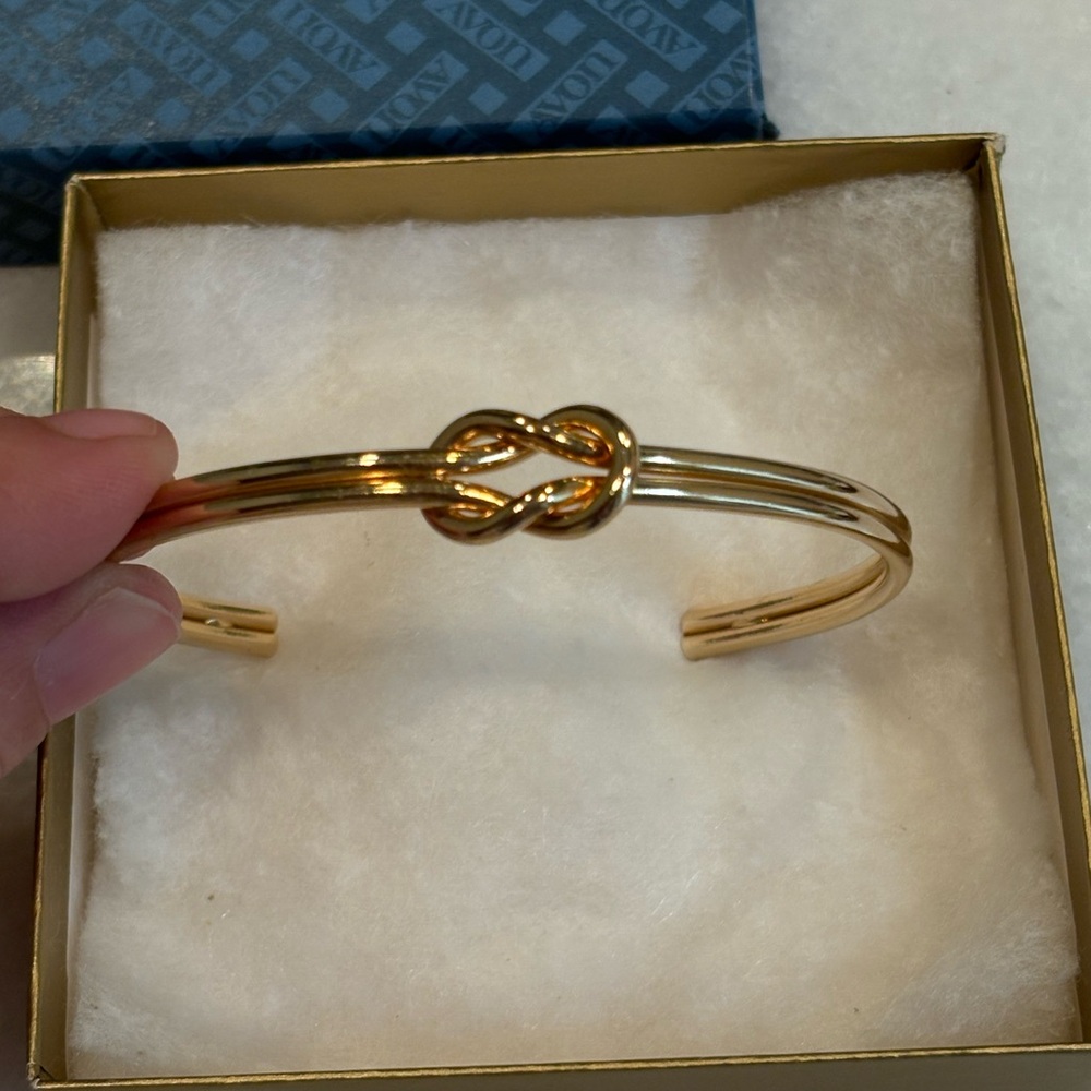 Avon Gilded Knot Gold Tone Cuff Bracelet NIB 1977 Vintage